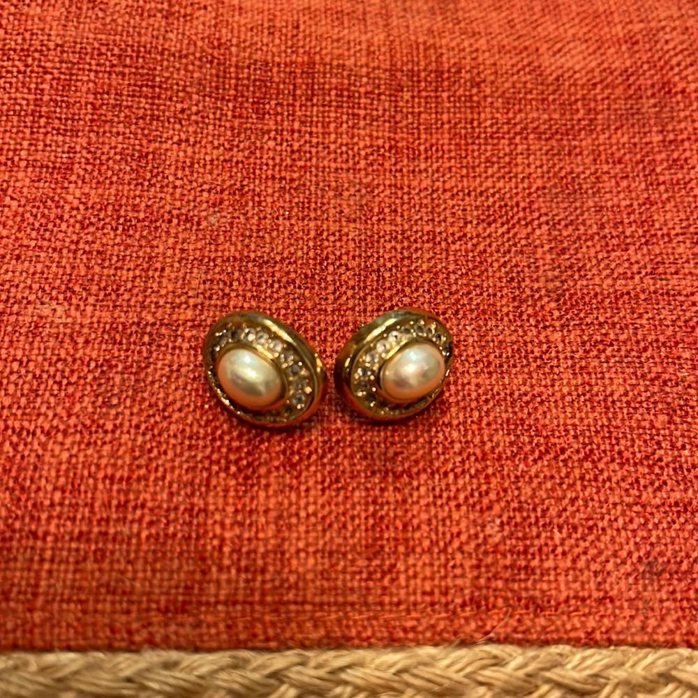 Costume, gold, pearl and diamond (like) stud earrings. Classic!